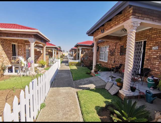 1 BEDROOM SIMPLEX FOR SALE IN VAN DYK PARK